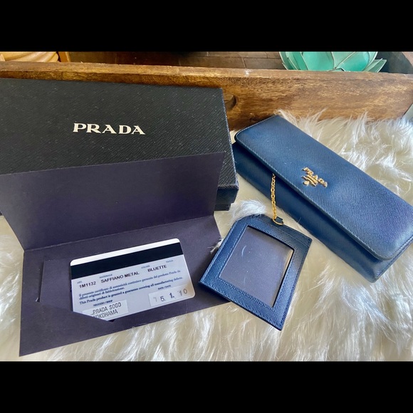 Prada Saffiano Wallet w/Removable badge holder - Picture 2 of 8